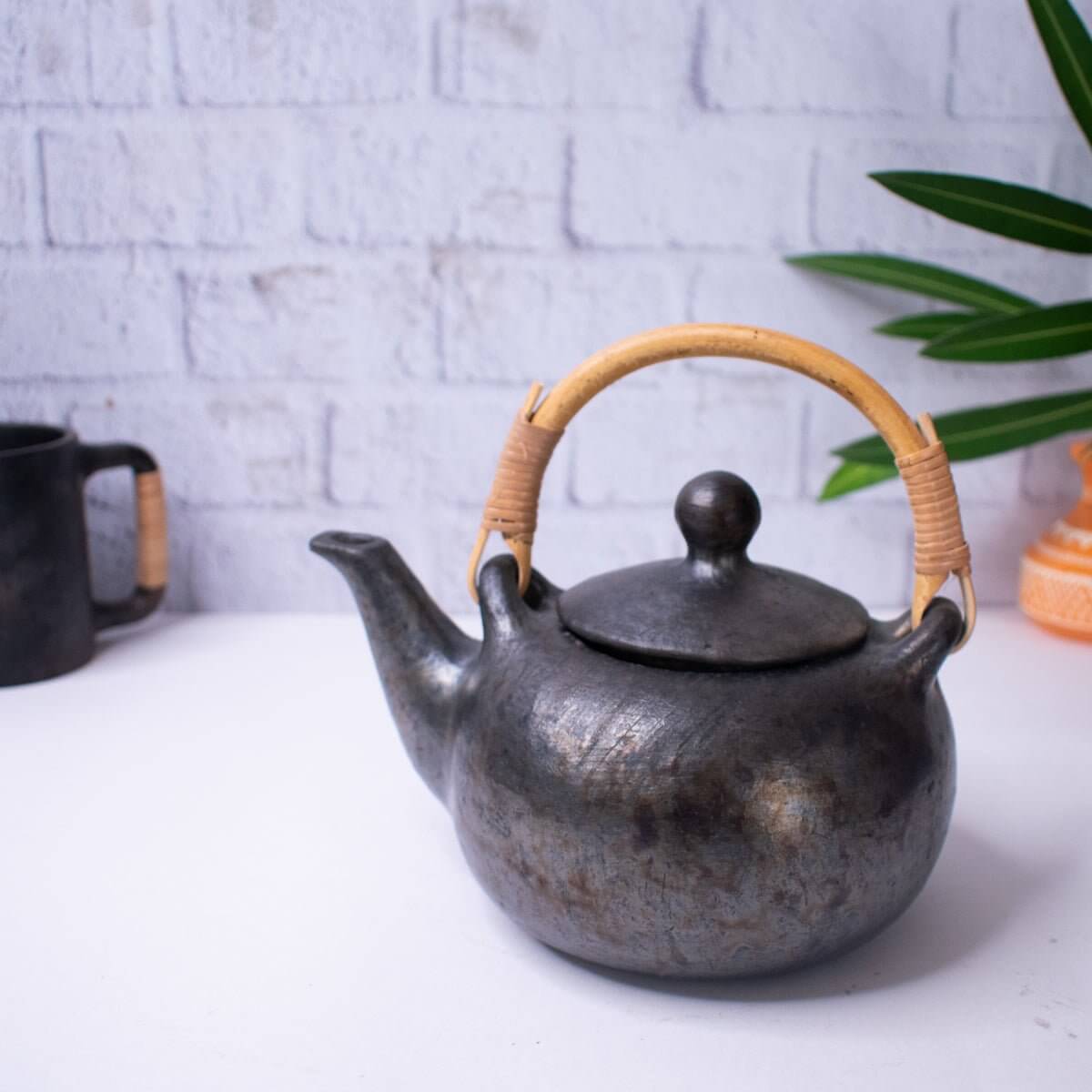 maniput-black-pottery-kettle-zishta-serveware